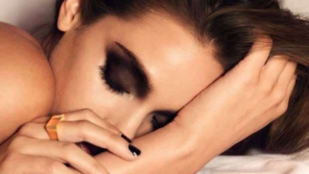 Çfarë ndodh me fytyrën tuaj kur flini me make-up?