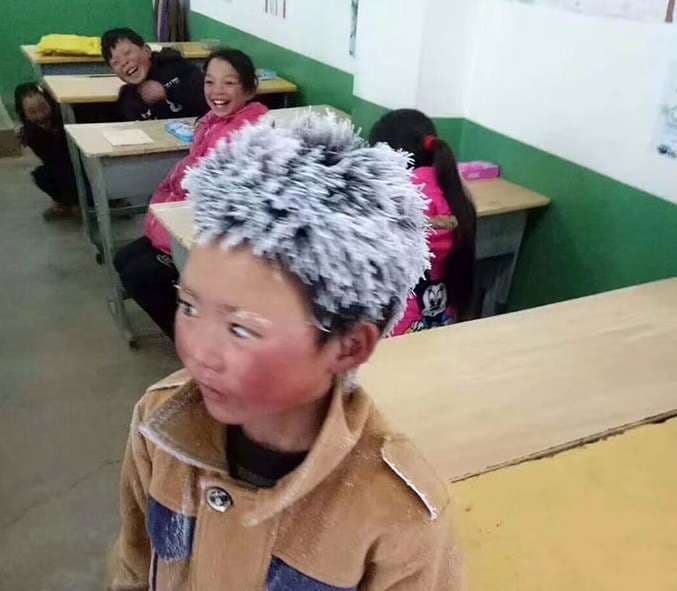I ngrihen flokët për të shkuar këmbë në shkollë