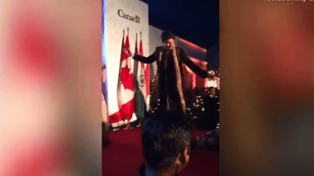 Kryeministri i Kanadasë si në telenovela, luan vallëzim indian (VIDEO)