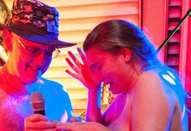 Njihuni me çiftin nudist, fejohen të zhveshur para 400 të panjohurve