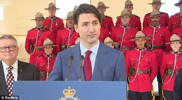 Pse iu ra të fikët policëve mbretërorë kur Justin Trudeau po mbante fjalim? (VIDEO)