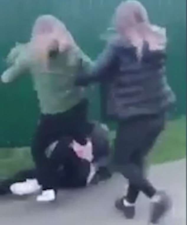 Shokuese: 13 vjeçarja sulmohet rëndë nga shoqet (VIDEO)