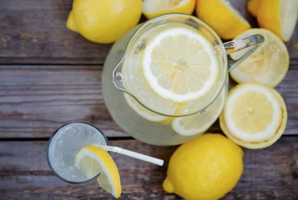 Përfitimet në shëndet nga uji me limon