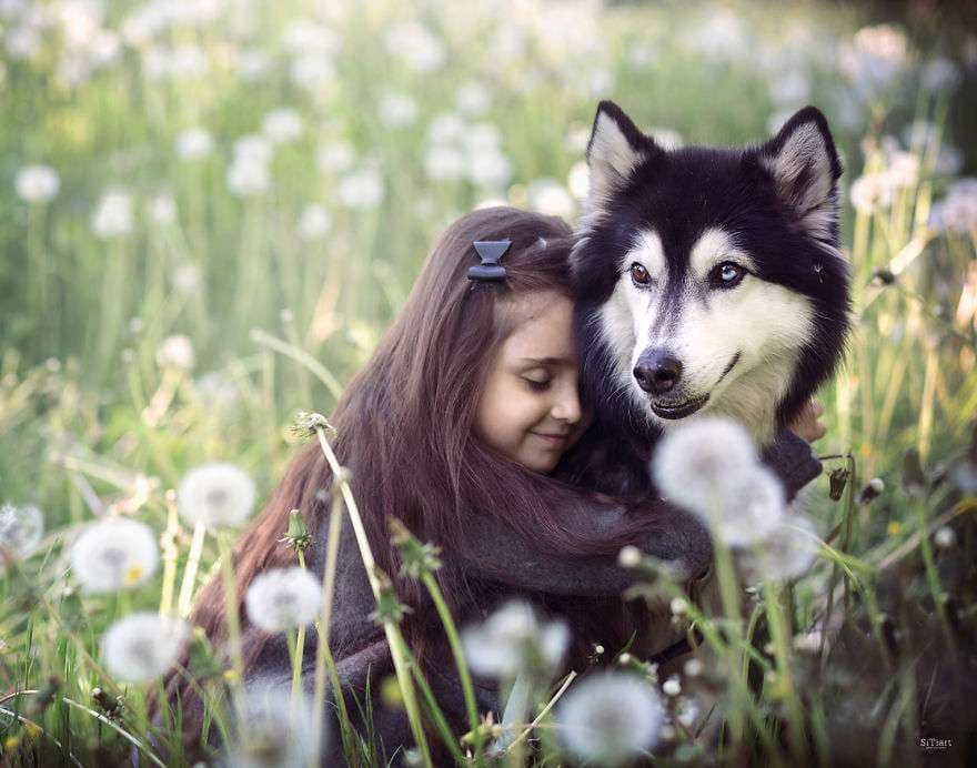 Miqësia mes fëmijëve dhe kafshëve (FOTO)