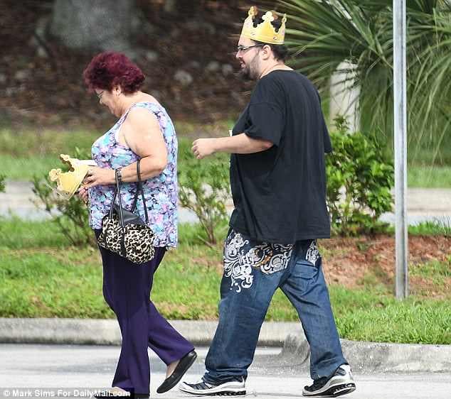 Familjarët e Meghan Markle të paftuar në dasmën e saj festuan me kurora të Burger King!