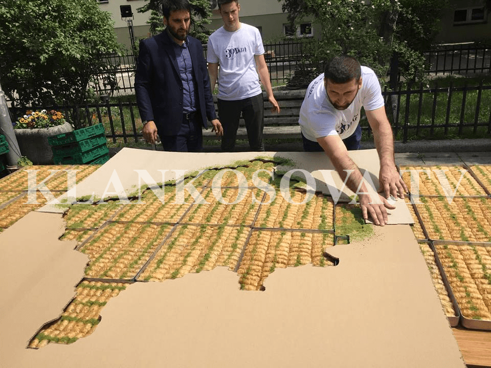 Bakllavë gjigante në sheshin ''Nënë Tereza'', falas për qytetarët për muajin e Ramazanit (FOTO)