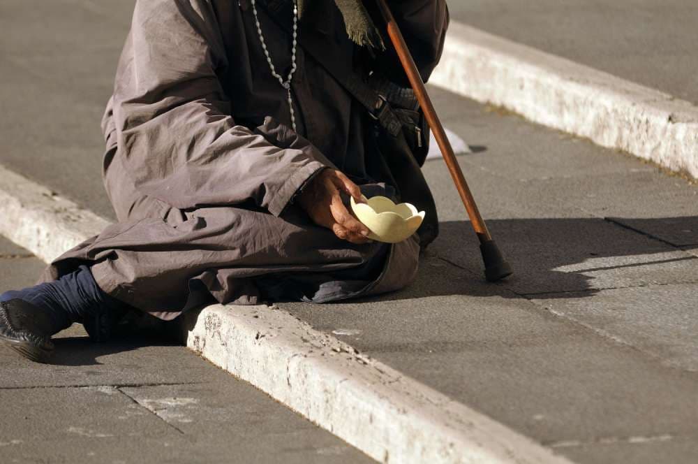 Vdes e pastrehë, por sa para kishte në bankë?