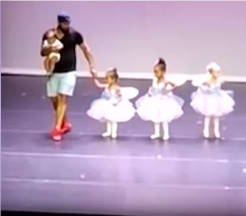 Ja çfarë bën ky baba i përkushtuar për vajzën e tij (VIDEO)