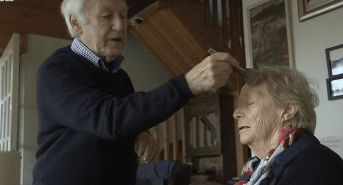Burri 84 vjeçar i aplikon gruas grimin (VIDEO)