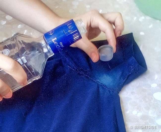 Metoda interesante për largimin e shenjave të deodorantit