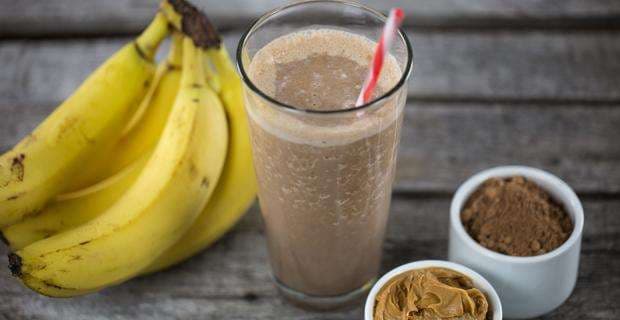 Niseni ditën me smoothie me kikirikë dhe banane