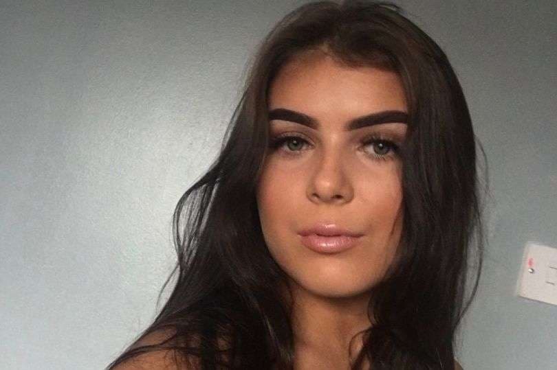 Babai shkruan CV-në për vajzën adoleshente, e vlerëson ashpër