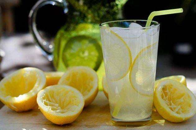 Lëng limoni në vend të kafes së mëngjesit