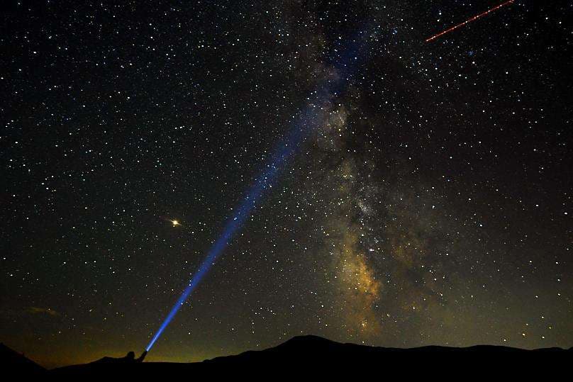Meteori që ndriçoi qiellin mbi Evropë (FOTO)