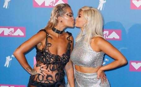 Rita Ora puth Bebe Rexhën për ditëlindje