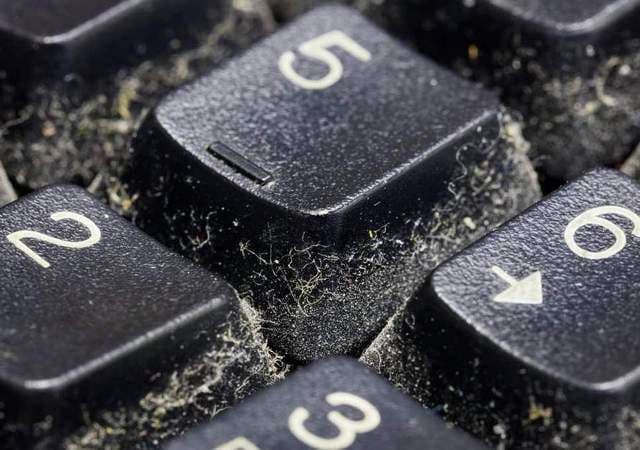 Tavolinat e zyrave kanë më shumë mikrobe se ulëset e tualetit