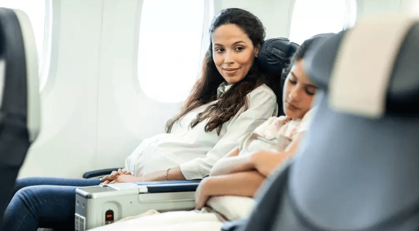 Deri kur mund të udhëtojnë shtatzënat me avion?