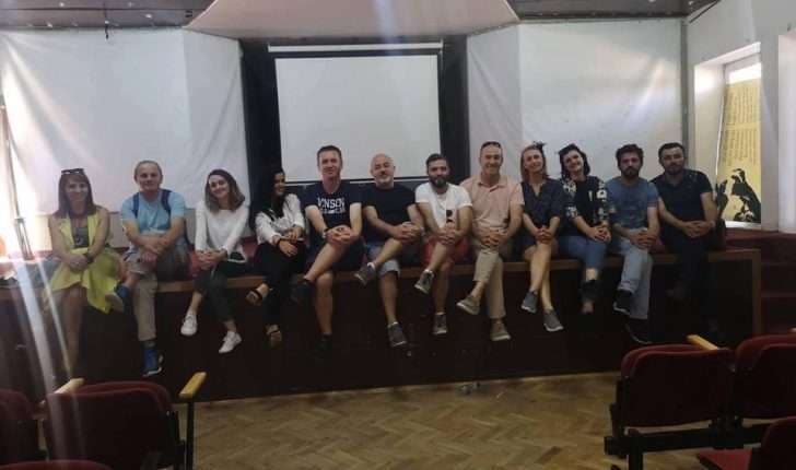 “Kur hana del”, premierë në teatrin “Adriana” të Ferizajt