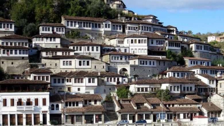 Vjeshta shton turistët e huaj në Berat