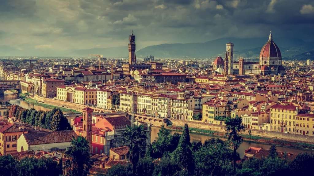 Qyteti italian ndalon ngrënien e ushqimit në rrugë