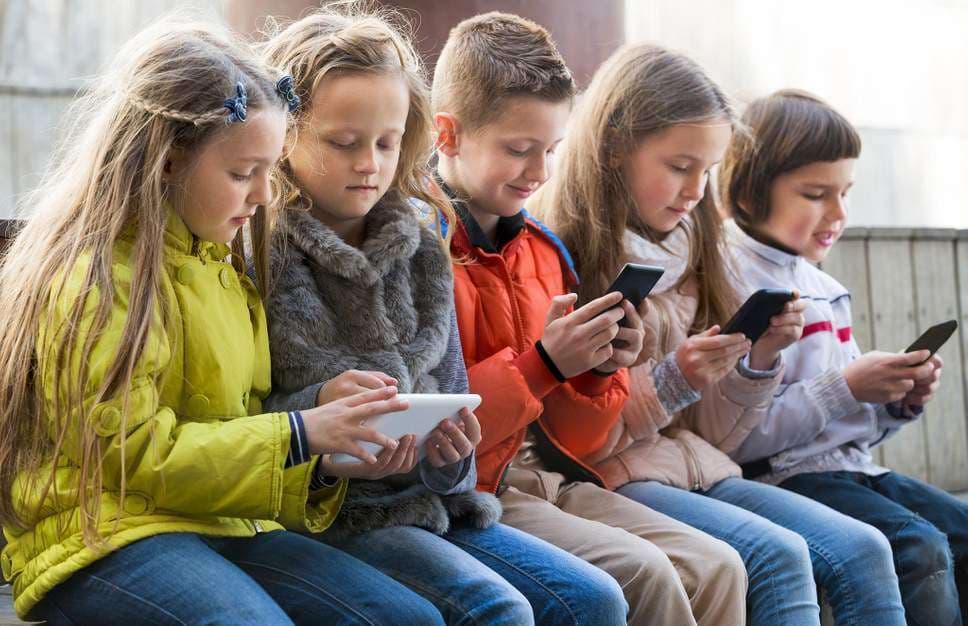 A do t’i ndalojë Gjermania telefonat për fëmijët?