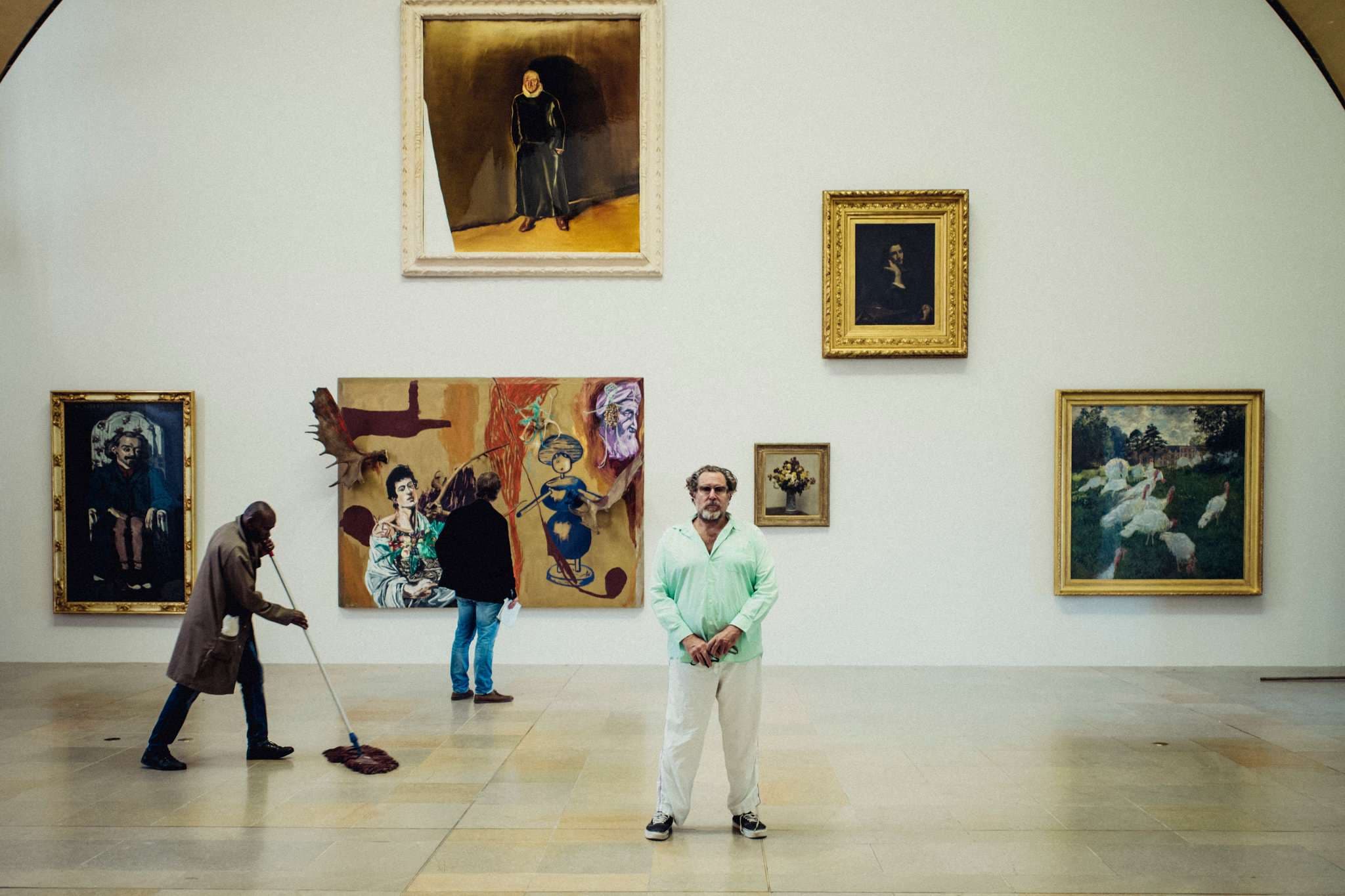 Julian Schnabel krah për krah me piktorët ikonikë (VIDEO)