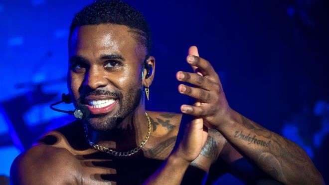 Jason Derulo u këndon fansave nga ballkoni pasi ia anulojnë koncertin