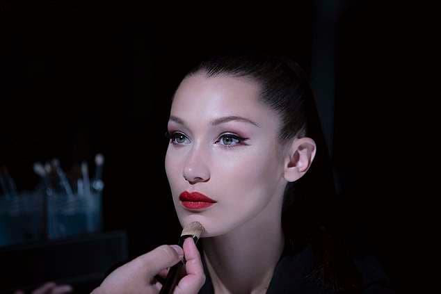 Gigi Hadid sjell ide të re për grimet e Halloween! (VIDEO)