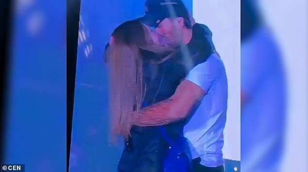 Enrique Iglesias puth në mënyrë pasionante një fanse gjatë koncertit (FOTO)