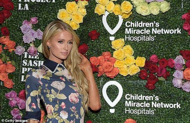 Paris Hilton mbështet mbrëmjen e bamirësisë për fëmijë