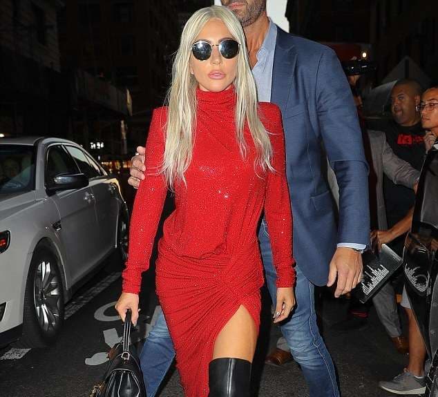 Lady Gaga shfaqet e veshur kuq e zi (FOTO)