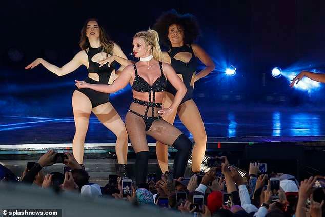 Britney Spears shfaqet seksi gjatë koncertit në Texas (FOTO)