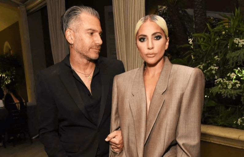 Lady Gaga konfirmon se është fejuar
