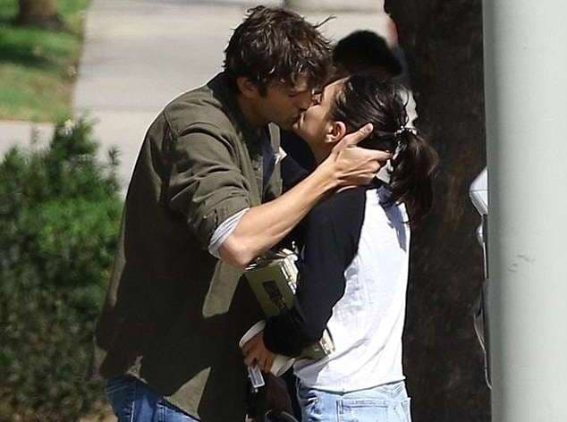 Ashton Kutcher dhe Mila Kunis puthen plot pasion në mes të rrugës