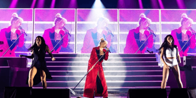 Christina Aguilera u kthehet koncerteve pas 10 viteve