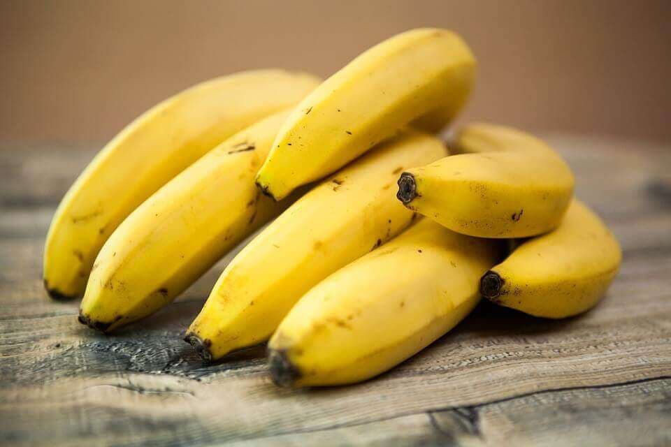 Luftoni aneminë duke ngrënë banane