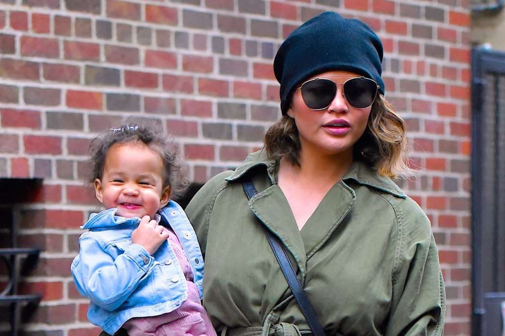Vajza dyvjeçare e Chrissy Teigen është e obsesionuar pas manikyrit
