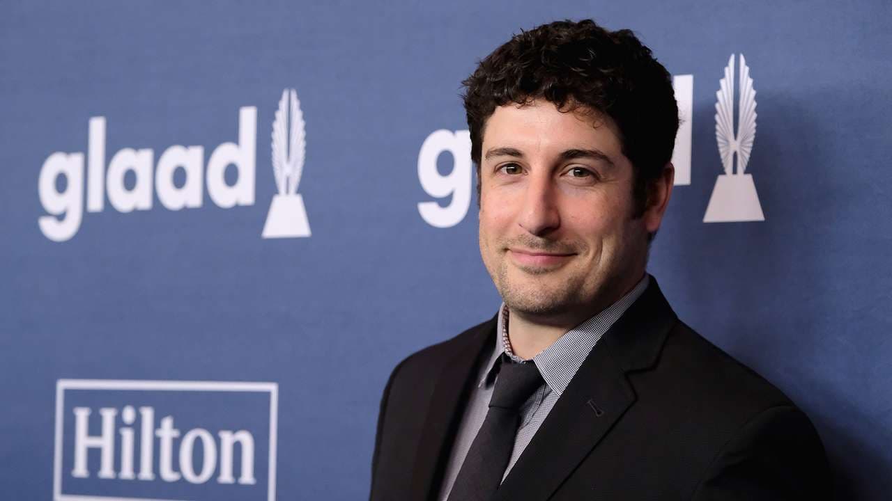 Jason Biggs feston një vit pa drogë e alkool