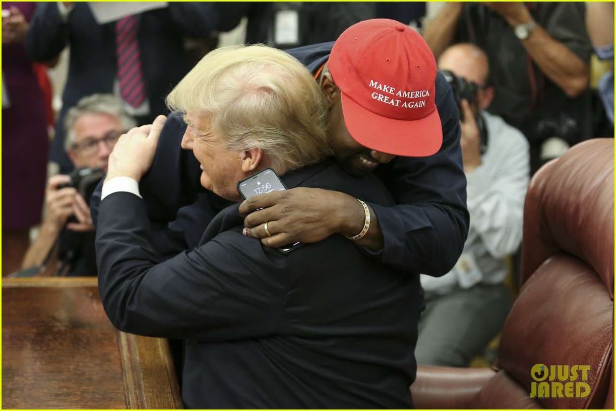 Kanye West pa dashje e tregon kodin e telefonit gjatë takimit me Donald Trump