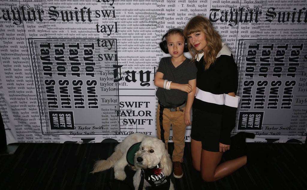 Taylor Swift takohet me një djalë tetëvjeçar me autizëm
