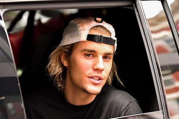 Justin Bieber sot mbush 25 vjet