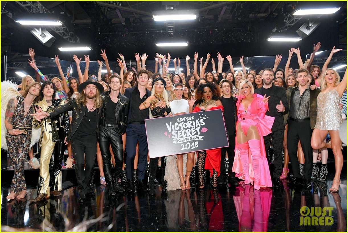 Zbulohen fotografitë e prapaskenës së Victoria's Secret (FOTO)