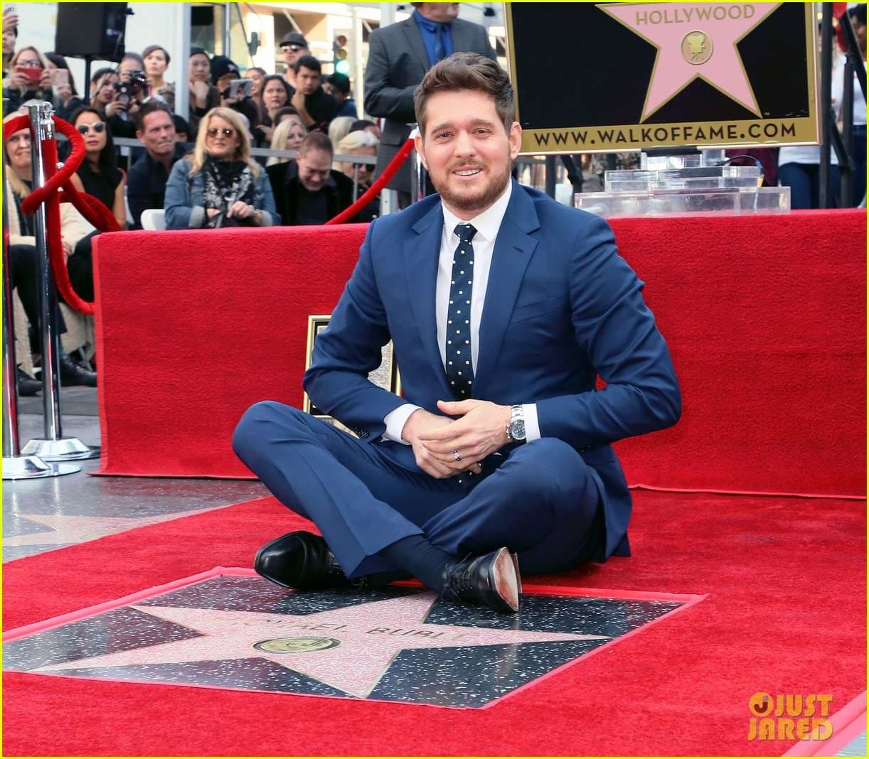 Michael Buble nderohet me yll në “rrugën e famës”