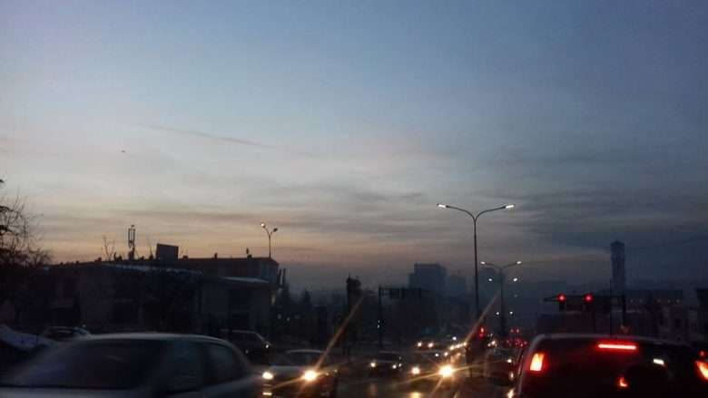 Prishtina edhe sonte me ajrin më të ndotur në Europë (FOTO)