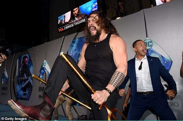 Jason Momoa performon HAKA-n në premierën e filmit “Aquaman”