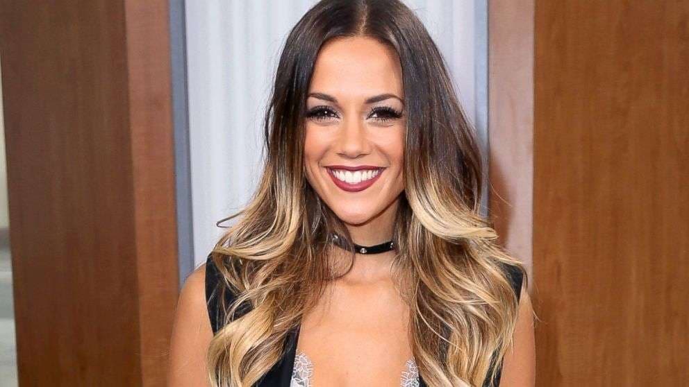 Jana Kramer e irrituar me fansat që kritikojnë trupin e saj pas lindjes