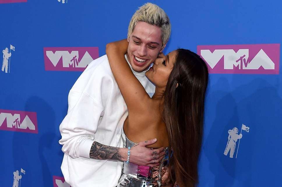 Pas ndarjes, Pete Davidson e bllokon Ariana Granden në rrjete sociale