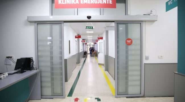 Deklarohet SHSKUK: Mbyllet plaga tek pacientja, nuk kishte nevojë për rrjetë kirurgjike
