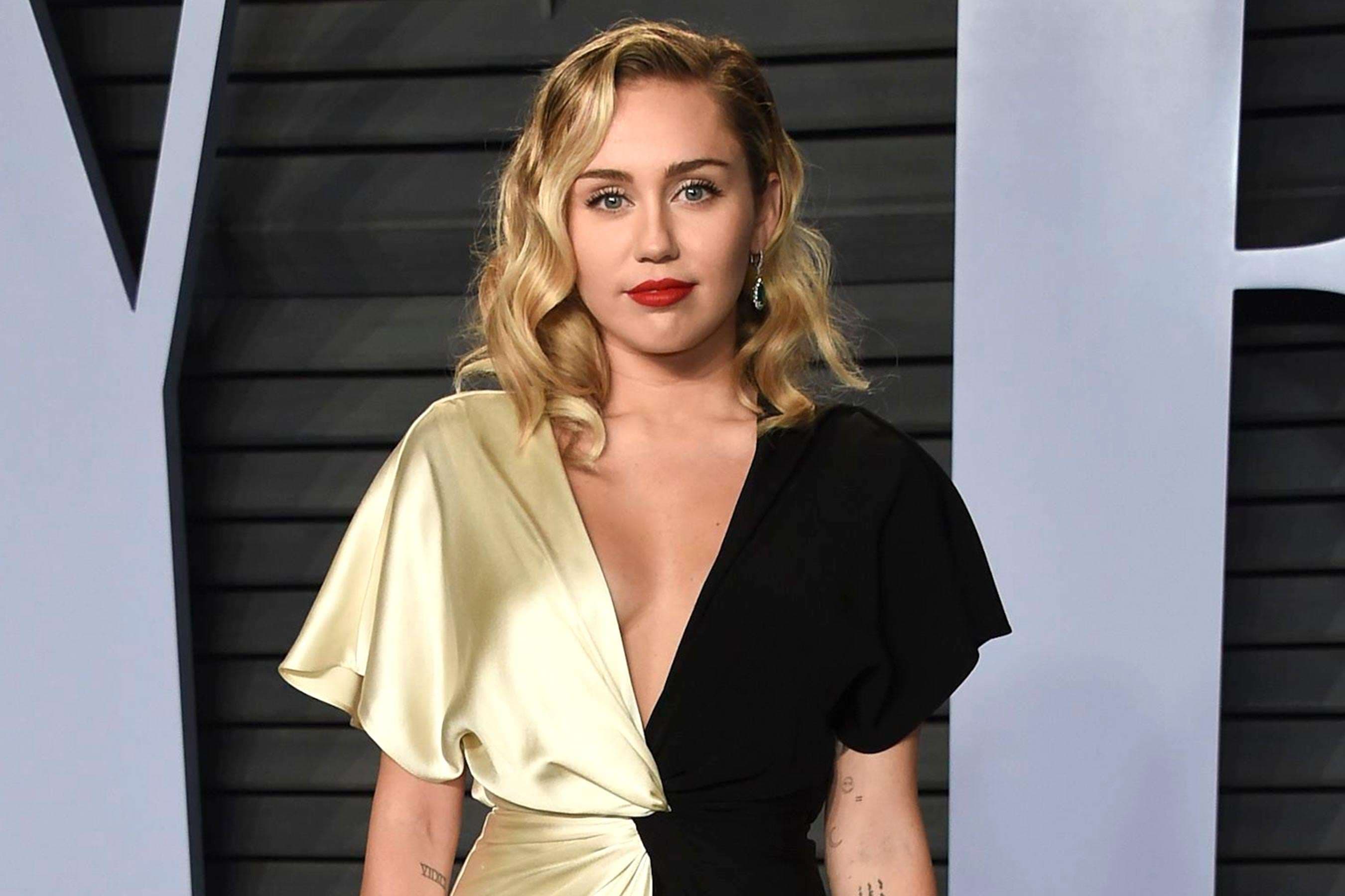 Miley Cyrus rikrijon foton dhe veshjen nga fëmijëria e saj