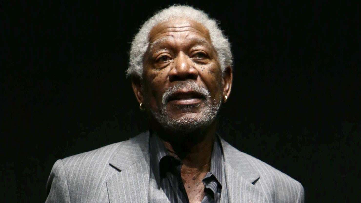Aktori Morgan Freeman vendos flamurin e Kosovës në xhaketën e tij (FOTO)